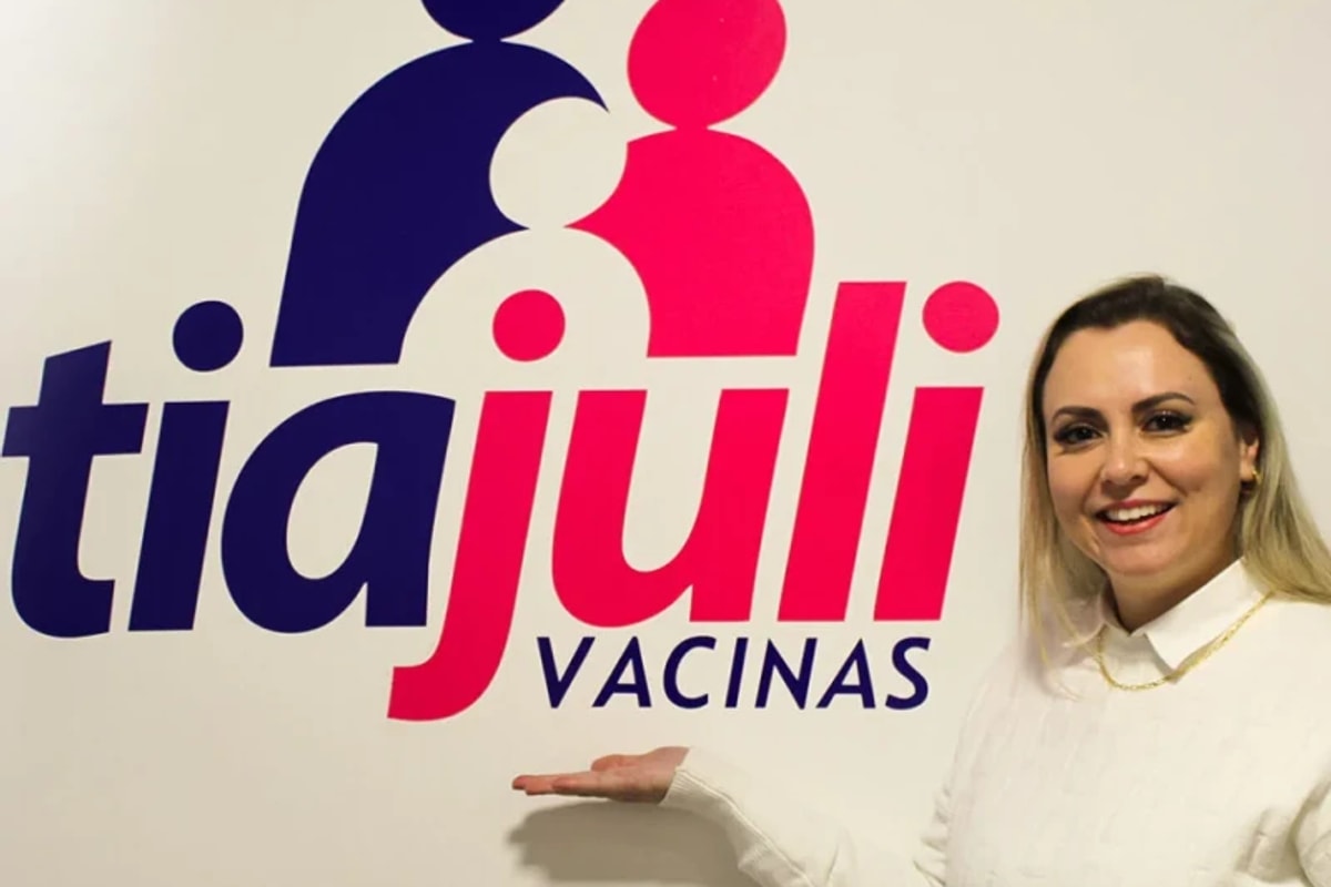 Equipe Tia Juli Vacinas sorrindo na clínica