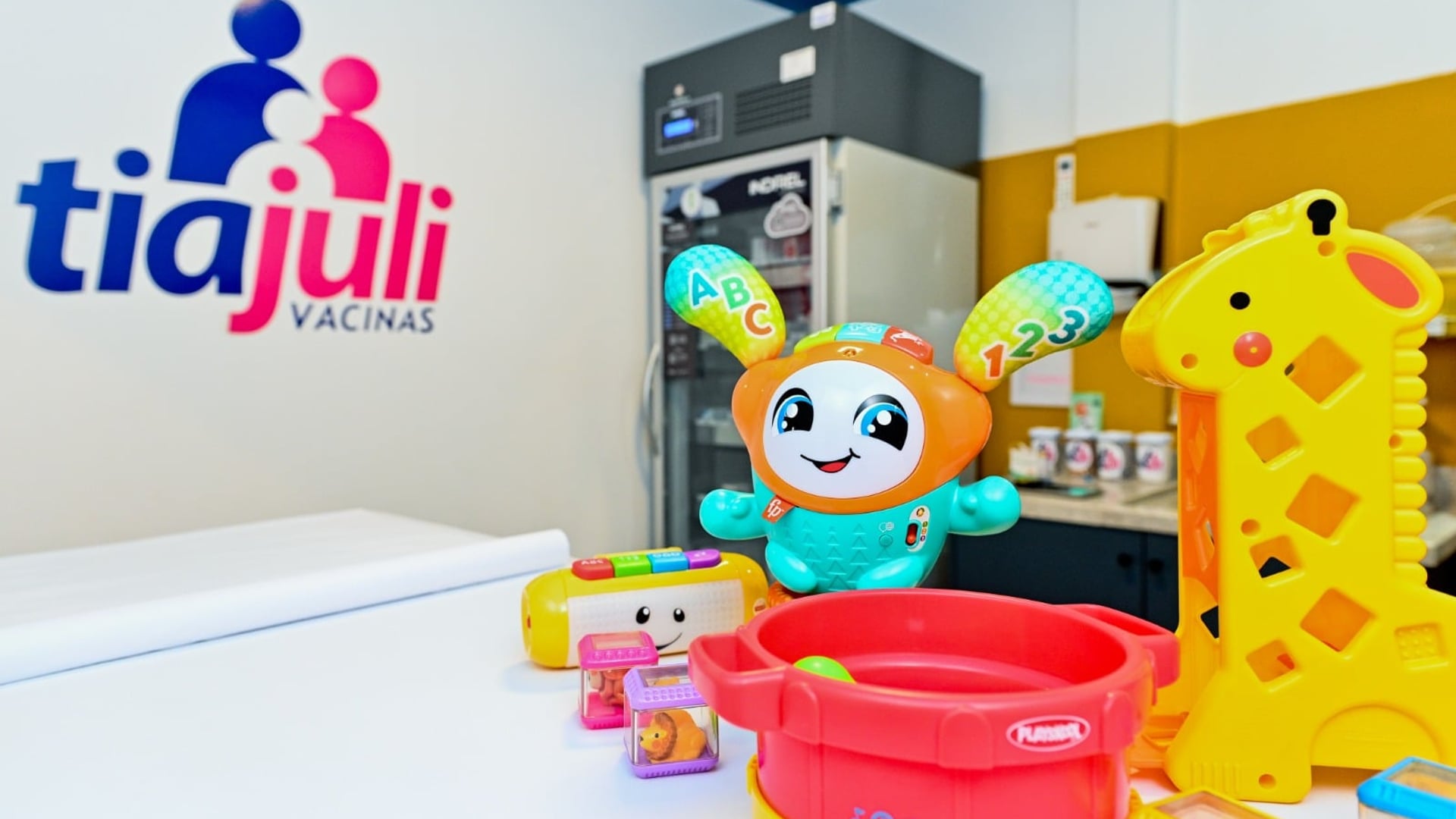 Família brasileira sendo atendida com carinho pela equipe Tia Juli Vacinas